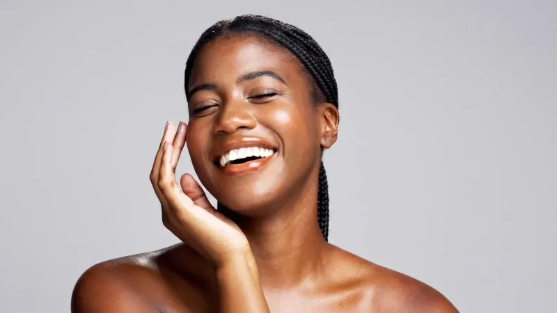 Mulher recebendo tratamento facial